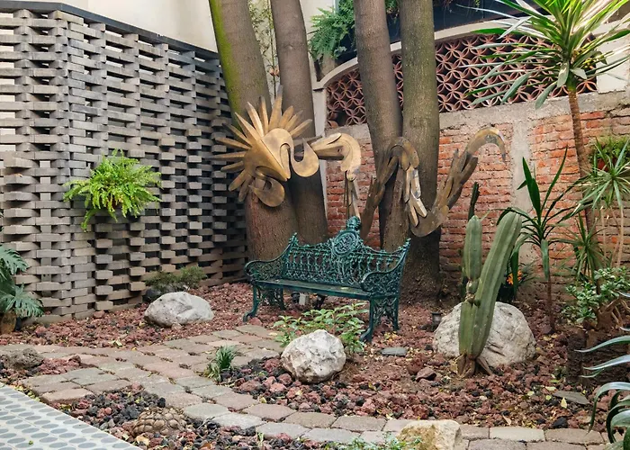 Resort: Pug Seal Polanco Allan Poe